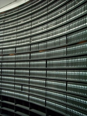 ヤド・ヴァシェムの「名前のホール」にある無数のファイル。300万ページものホロコースト証言がおさめられている。