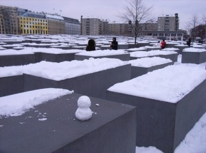 ベルリン。雪のホロコースト記念碑。