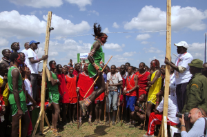 高跳びの様子。多くの選手はビーズアクセサリーを着けたまま競技に臨んでおり、中にはこの選手のように杖を手に持ったままの者もいた。