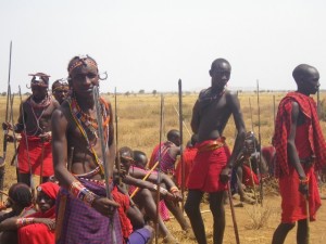 地域の集会に集まった戦士たち。現在のケニアでは狩猟が法律で禁止されているが、多くの戦士はこのように槍を持っている。