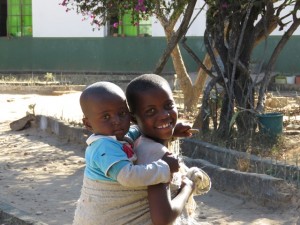 子守りをする女の子(マシンゴ州にて、2015年7月筆者撮影)