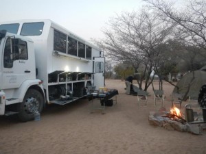 オーバーランドツアー用の改造トラック。テントや調理道具なども積み込める。