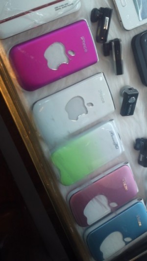 中国広州市の卸売ビルで販売されていたiPhoneのコピー