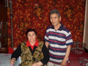 カラガンダ郊外に住む元抑留者、阿彦哲郎さんと妻エレーナさん。2005年自宅にて。