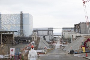 福島第一原発の(左)2号機、(右)3号機