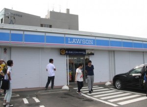 ローソンの浪江役場前店(この時の営業時間は午前7時〜午後6時) (写真:粥川氏提供)