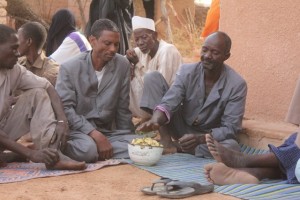 ニジェールのハウサの農村では、子どもの命名式でコーラナッツが参列者に配られる (写真提供:大山修一)