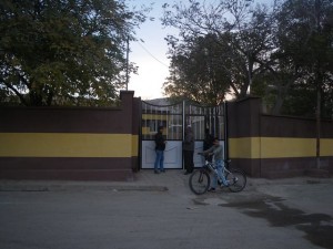 村で唯一の小学校(筆者撮影)