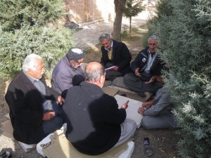 サファヴィー朝期にマハーバードの太守であったボダーグ・ソルタン(1641-1690)の霊廟の敷地内の木陰で、老人たちがバックギャモンのようなゲームをしていて、牧歌的である(筆者撮影)。