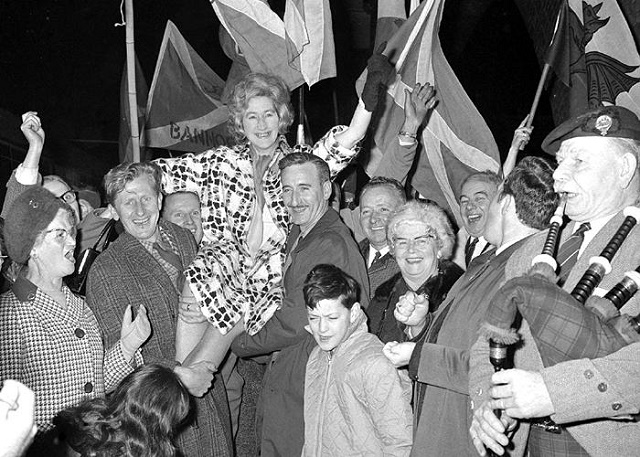 画像3:1967年のUK議会ハミルトン補欠選挙で勝利したSNPのウィニー・ユーイング (c)AP