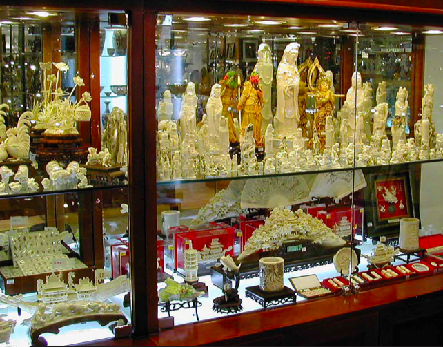 中国で売られている象牙の彫刻(引用:国連環境計画2013)