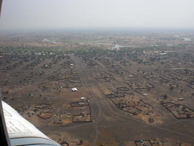 避難時にヘリコプターから撮影した襲撃前の南スーダン村落部の風景(2011年12月筆者撮影)。
