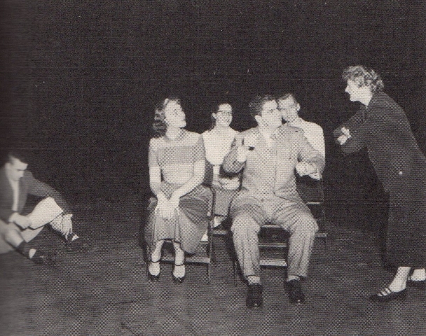 ワイルダーの「幸せの旅」の一場面。1952年のアメリカの大学での上演。A 1952 production of The Happy Journey at Shimer College