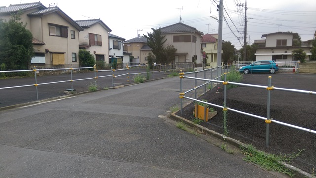 小平市の住宅地のようす。 道路建設のための用地買収が進んでいる。