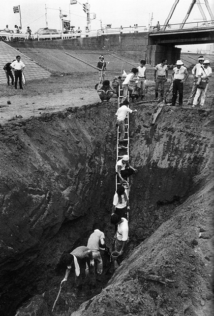 墨田区側の荒川河川敷で行われた遺骨の試掘(1982年9月) 写真撮影=裵昭(ペソ)