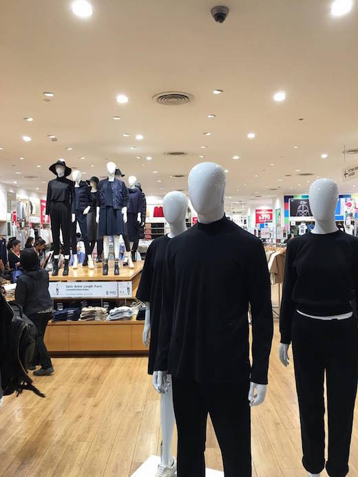 タイのユニクロも、喪服向けのレイアウトになっている