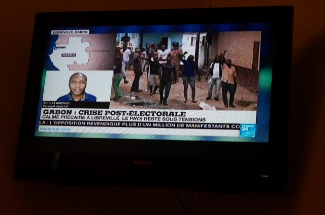 大統領選後の騒乱を報道するテレビ番組(ホテルにて撮影)