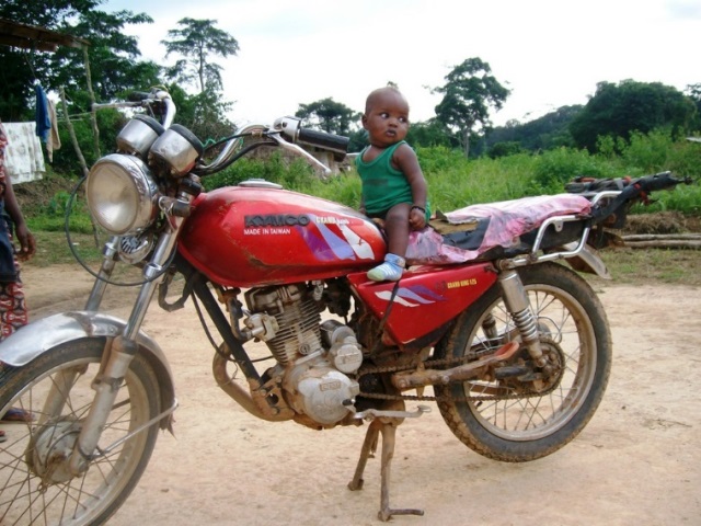 バイクは、住民の足として重要。未舗装路の長距離移動には欠かせない。
