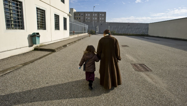 04 刑務所内では子育てができる