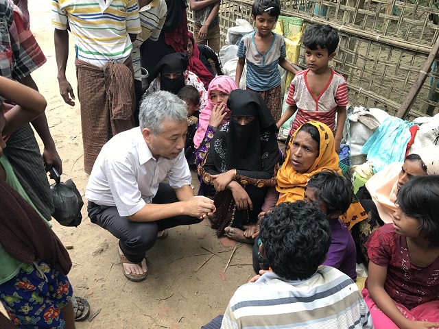 路上に座り込むロヒンギャ難民の人たち