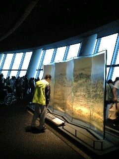 写真1　「江戸一目図屏風」の置かれた開業当日の「天望デッキ」
