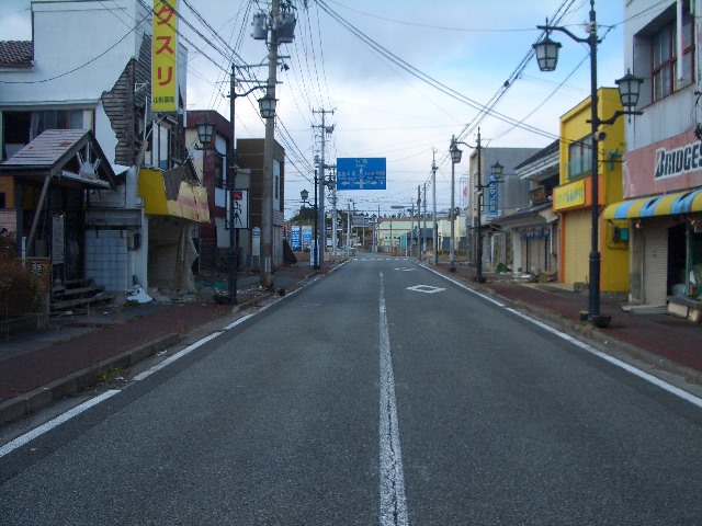写真6：町の商店街の一角（2013年4月11日撮影）