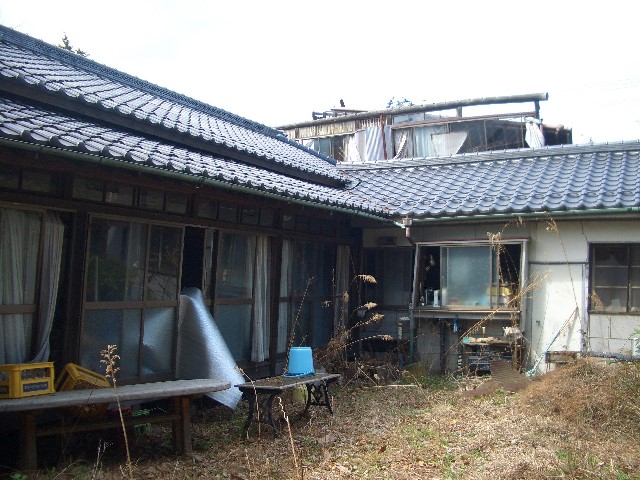 写真4：浪江町にある祖父の家の概観（2013年4月11日撮影）