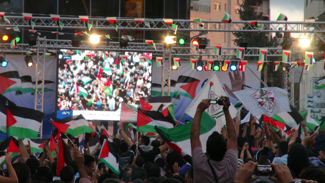 2011年9月23日　国連安保理へのパレスチナ国家加盟申請を祝う人々（ラーマッラーにて筆者撮影）