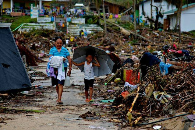 台風が最初に上陸した地点から近い東サマール州ヘルナニ町 「Residents walk past debris, East Samar, Philippines」Oxfam International http://www.flickr.com/photos/oxfam/10868094615/