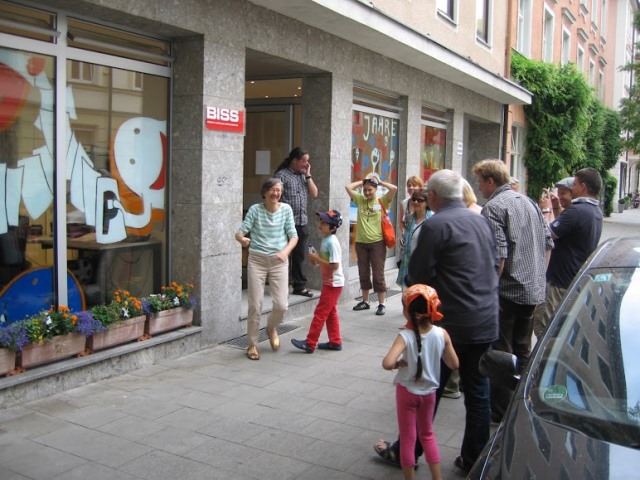 『BISS』事務所見学ツアー。窓にはカラフルなペイントが施されていた。（© www.street-papers.org）