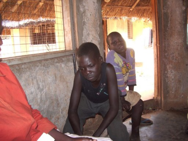 ウガンダのNGOが運営する元・子ども兵士リハビリ施設の少年。うつろな表情をしている。2005年撮影。（写真提供 アフリカ平和再建委員会）