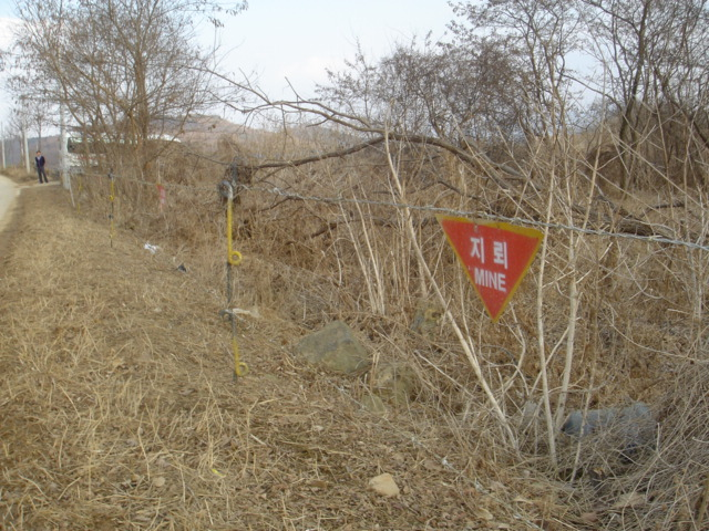 地雷地帯であることを示す標識と鉄柵（京畿道漣川郡）