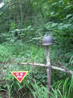 頭陀淵（ドゥタヨン）渓谷の遊歩道わき。地雷があることを示す標識。