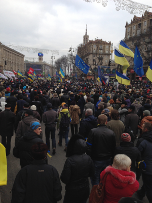 12月1日の様子。群衆がキエフのメインストリートから独立広場へと向かっている。