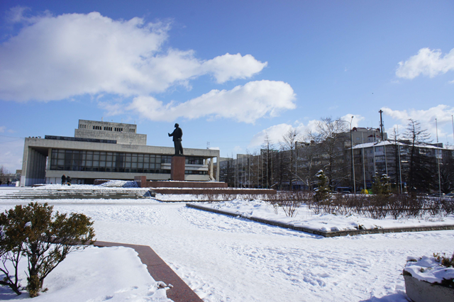 シンフェローポリの中心広場。レーニン像が佇む。（2012年撮影）