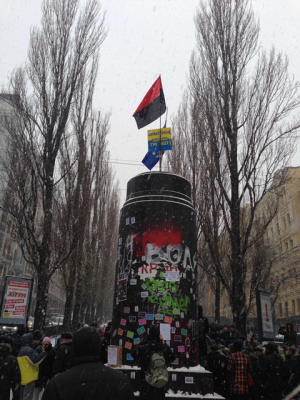 銅像が取り除かれた翌日の様子。デモ隊とEUの旗が掲げられている。