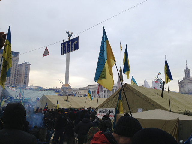 立ち並ぶテント。たき火や炊き出しも行われ、12月のキエフの寒さをしのぐ。