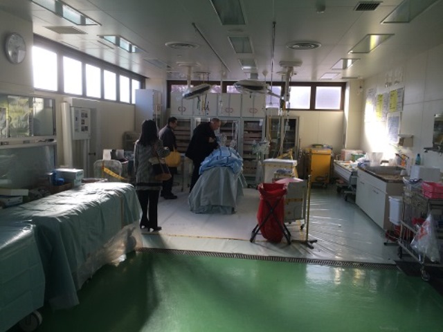 （写真 2：福島県立医科大学放射線災害医療センター治療室。ここで実習が行われ、また実際の治療現場にもなる（2013年11月24日撮影））
