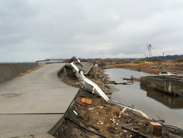 （写真9：請戸湾、波で破壊された堤防（2014年3月2日撮影））