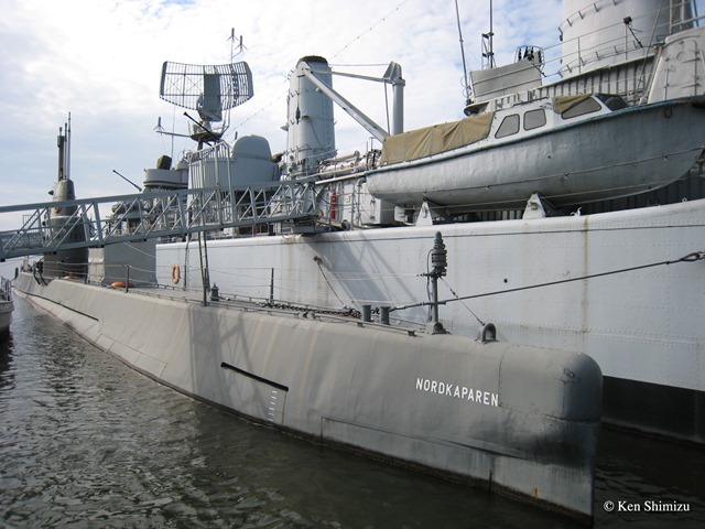 1962年に就役し1988年に退役したコックムス(Kockms)社製のドラーケン II級(Draken II-klass)潜水艦「ノードカーパレン」(Nordkaparen; 略号Nor)。1980年9月24日早朝、ストックホルム近海で2機の海軍ヘリとともに国籍不明の潜水艦に対処する訓練を開始しようとしたまさにそのとき、同艦のわずか数十センチ下方を国籍不明の潜水艦が航行していったという。（2008年筆者撮影）