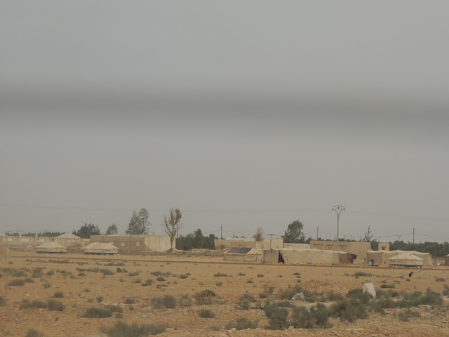 ヨルダン北部、シリアとの国境まで約10キロ。UNHCRのロゴの入ったテントが立ち並ぶ。(2014年5月筆者撮影)　(写真１)