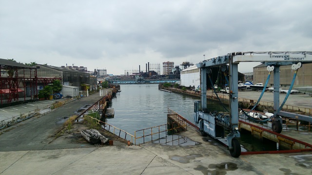 クリエイティブセンター大阪は木津川の河口に位置する。写真提供：鳥公園
