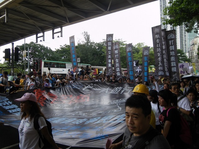 2012年7月1日デモ、「共産党・香港政府・財界の癒着」に抗議する幕（撮影 ：倉田徹）