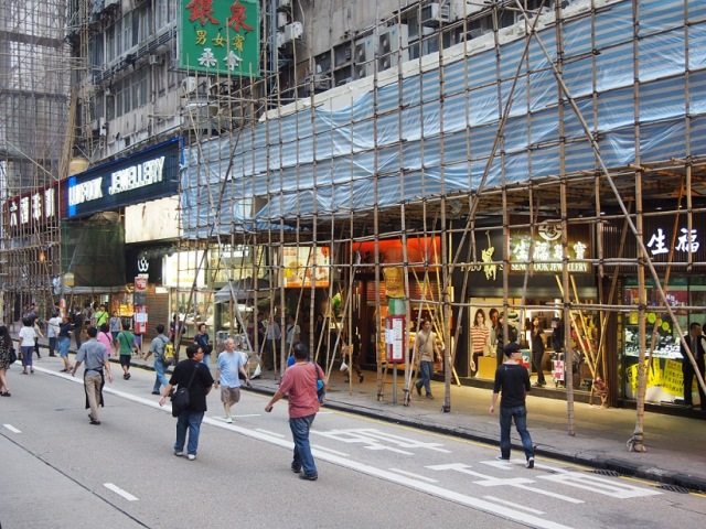 2014年10月4日、旺角の「占拠区」、沿道は中国観光客向けの宝飾店が建ち並 ぶ（撮影：倉田明子）