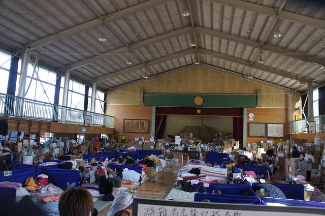 東日本大震災、体育館避難所で起きたこと/佐藤一男 - SYNODOS