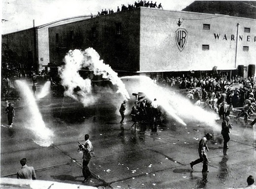 ワーナー・ブラザース撮影所での衝突。1945年10月。対日戦勝利のわずか二か月後。
