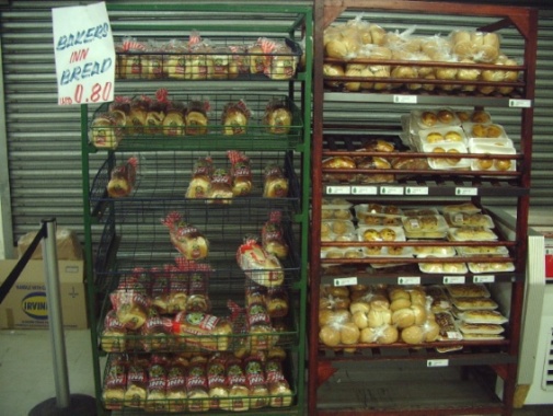 2009年3月、複数通貨制導入後に訪れた、ハラレ中心部のスーパーマーケット。パン1斤は80米セント。ただし、当時は外貨の硬貨が不足していたため、お釣りはアメ玉やマッチなどで返された。