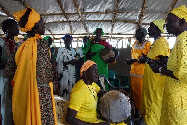 伝統的な予言者を祀った教会で女性たちが歌う予言の歌。予言の歌の中には、紛争に巻き込まれる彼らの運命や、いつか彼らの国にもたらされる平和が歌われている（2013年1月筆者撮影）