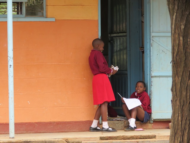 教室の入り口で座って勉強する女子生徒（南マタベレランド州にて、2015年4月筆者撮影）