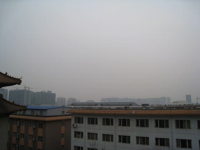 「霧靄」と称される深刻な大気汚染：河北省石家庄市内にて筆者撮影（2016年3月15日）